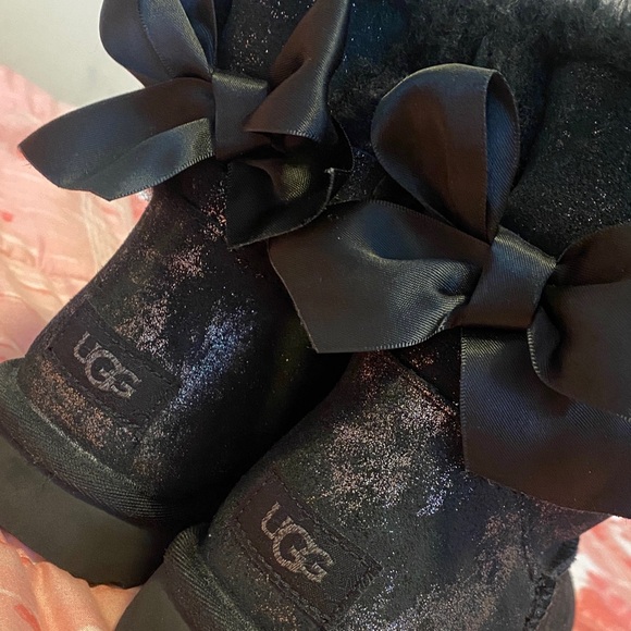 UGG Bailey Bow Shorti - Picture 4 of 4